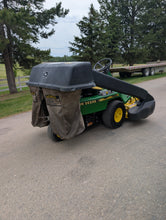 Load image into Gallery viewer, Zero turn John Deere F525 with bagger system