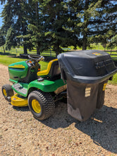 Load image into Gallery viewer, Lawn mower John Deere LT150 with bagging system