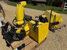Load image into Gallery viewer, John Deere X734 2015 with attachments
