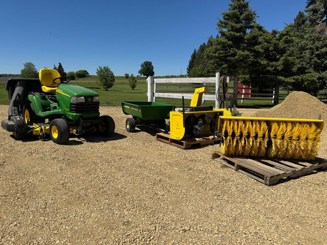 John Deere X485 compact tractor with only 560Hrs