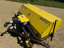Load image into Gallery viewer, John Deere X485 compact tractor with only 560Hrs
