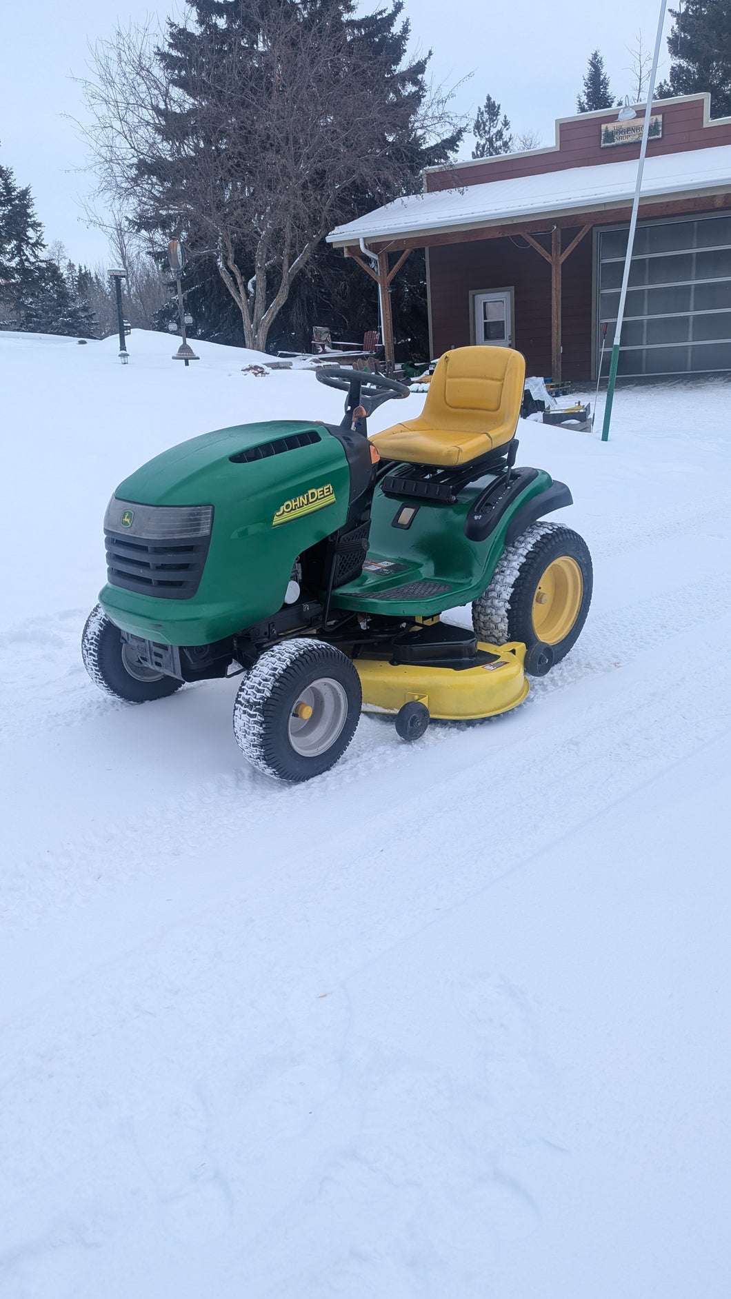 John Deere L120 Lawn Tractor