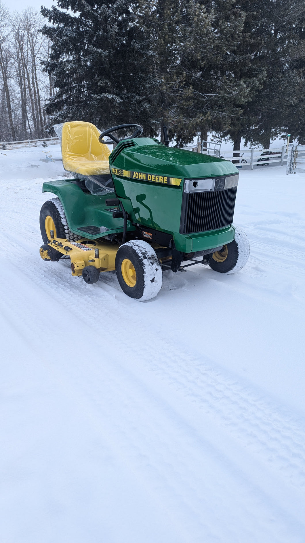 John Deere LX188 Lawn Tractor