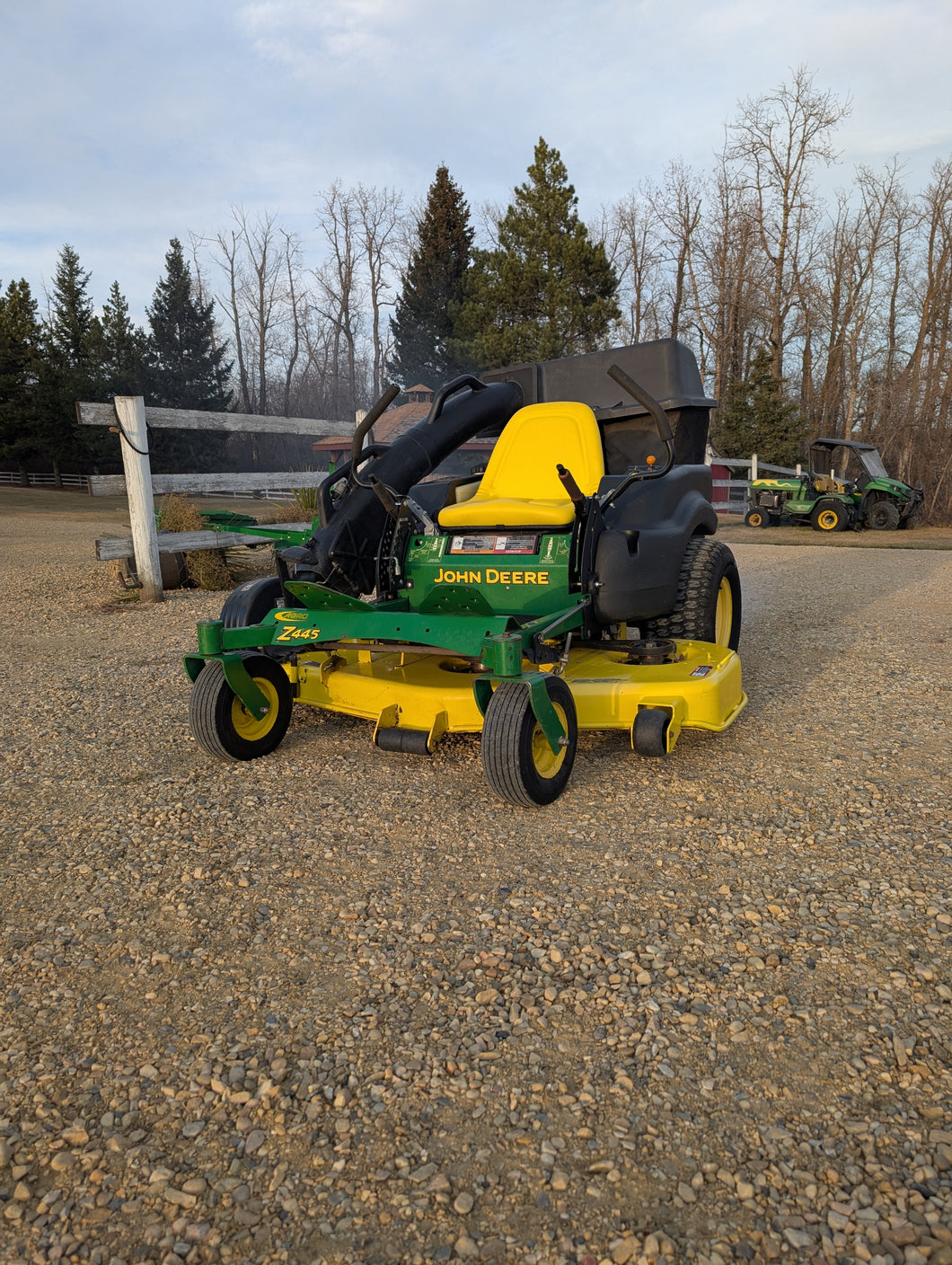 John Deere 2010 Z445 with power flow bagger system