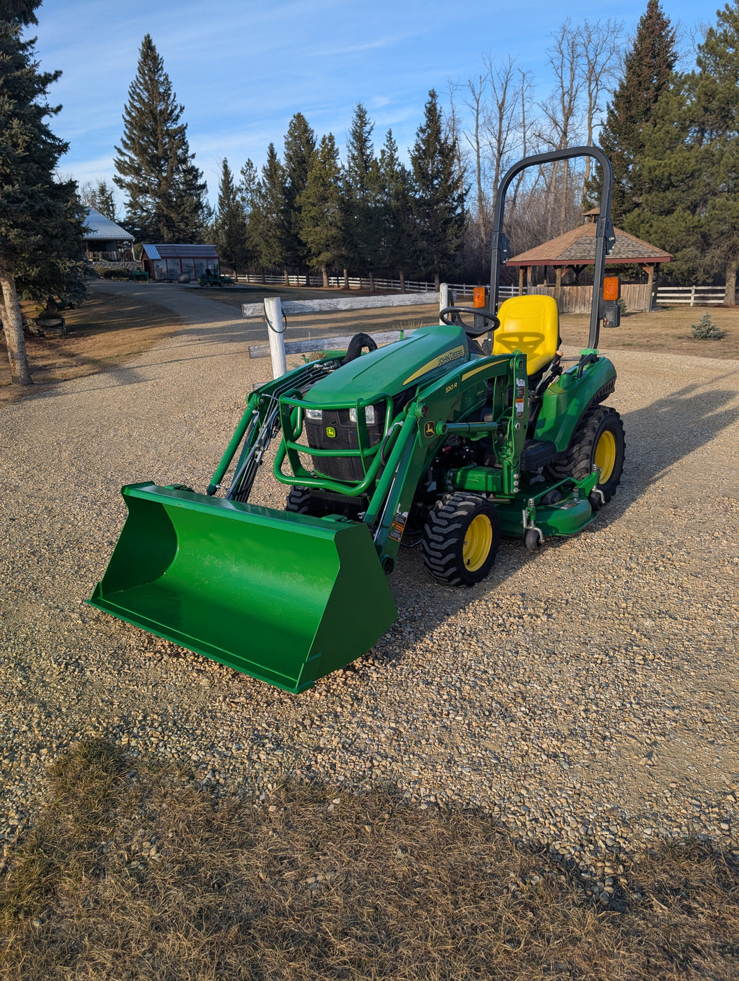 2015 John Deere 1023E ONLY 161HRS and Loader