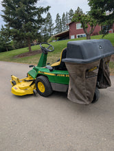 Load image into Gallery viewer, Zero turn John Deere F525 with bagger system
