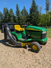 Load image into Gallery viewer, Lawn mower John Deere LT150 with bagging system
