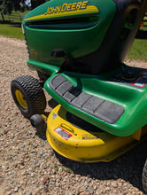 Load image into Gallery viewer, Lawn mower John Deere LT150 with bagging system
