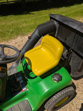 Load image into Gallery viewer, Lawn mower John Deere LT150 with bagging system
