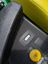 Load image into Gallery viewer, Zero Turn John Deere Z435 ONLY 336HRS
