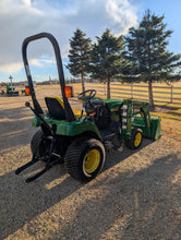 Load image into Gallery viewer, John Deere Compact Tractor 2210 !ONLY 580HRS!
