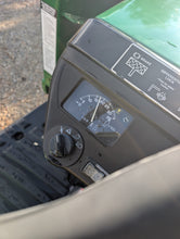 Load image into Gallery viewer, John Deere Compact Tractor 2210 !ONLY 580HRS!
