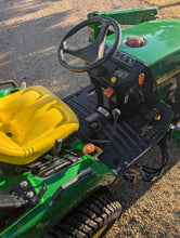 Load image into Gallery viewer, John Deere Compact Tractor 2210 !ONLY 580HRS!
